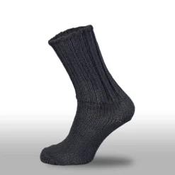 En raggsocka i Svart Garn